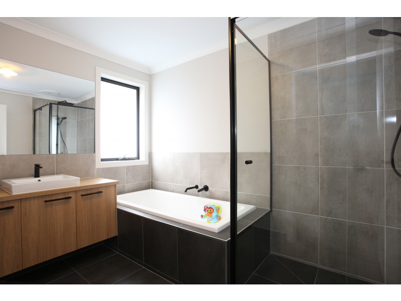 3 Chestnut Avenue, Clyde VIC 3978