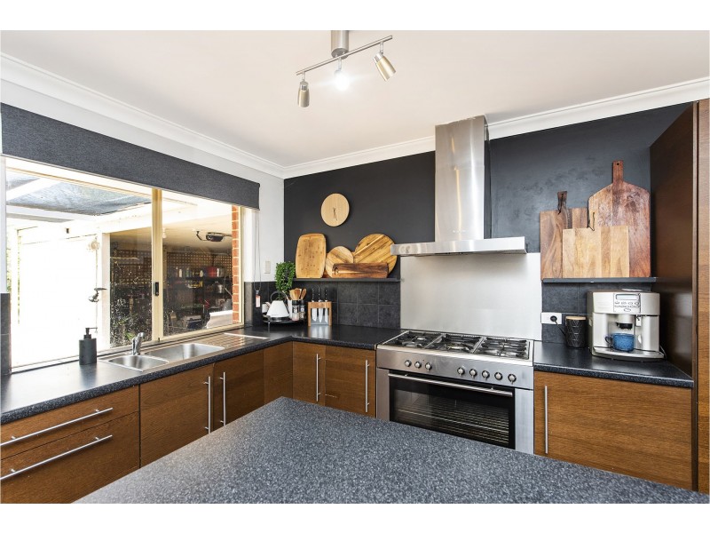 35 Templetonia Promenade, Halls Head WA 6210