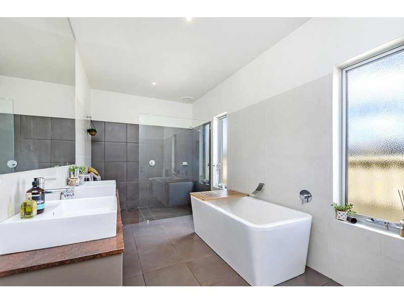 3 St James Place, Hamilton VIC 3300