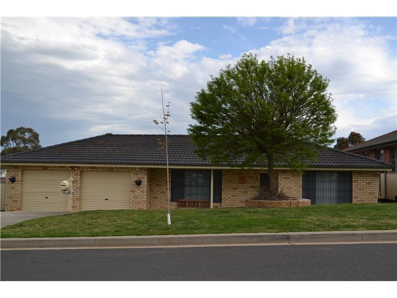 39 Booth Crescent, Orange NSW 2800