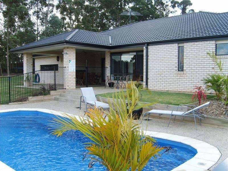 1 Teneale Place, Glass House Mountains QLD 4518