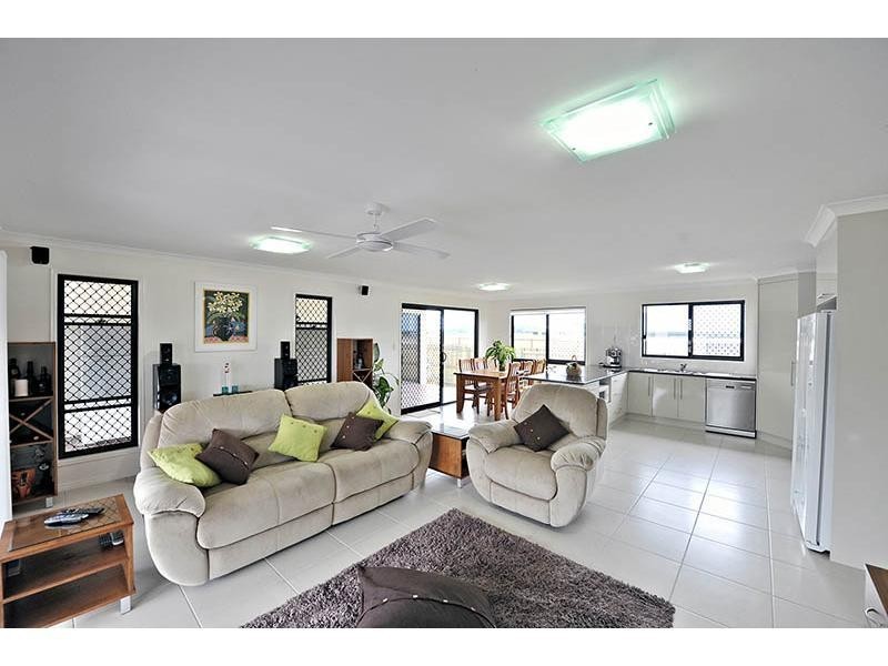 37 Powers Street, Burnett Heads QLD 4670