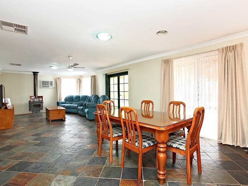 28 maplewood close, Brookfield VIC 3338