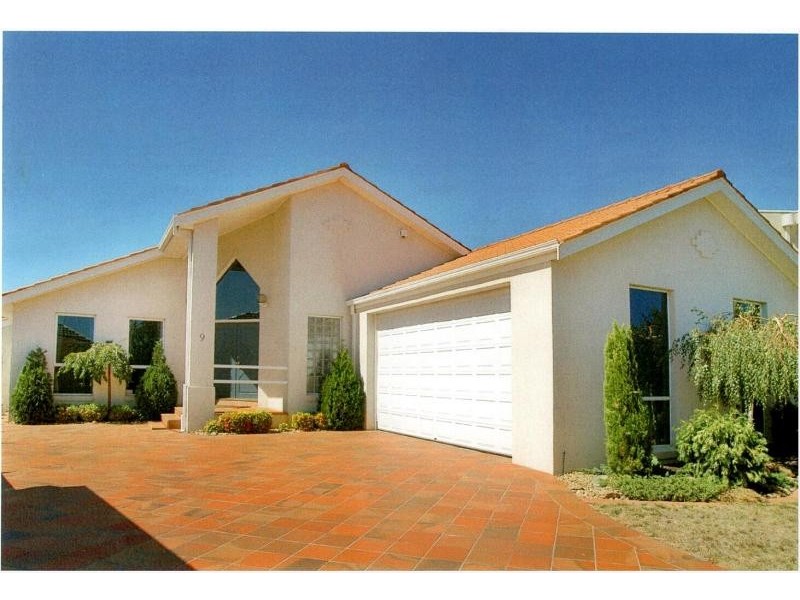 9 Andrea Court, Taylors Lakes VIC 3038