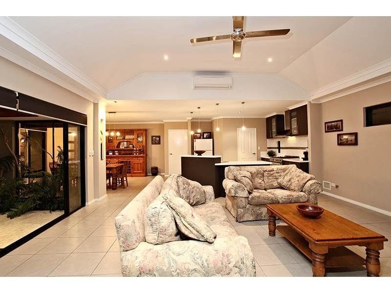 10 Watersun Gardens, Jindalee WA 6036