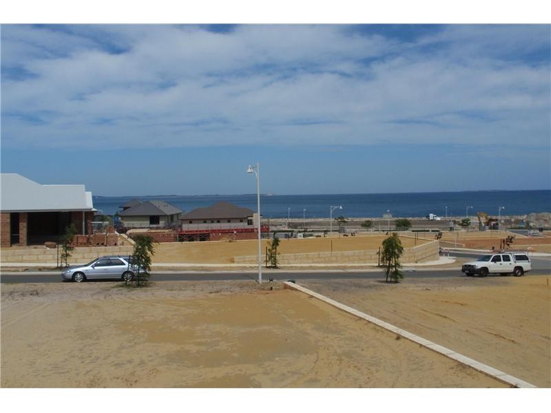 13 Newark Turn, North Coogee WA 6163