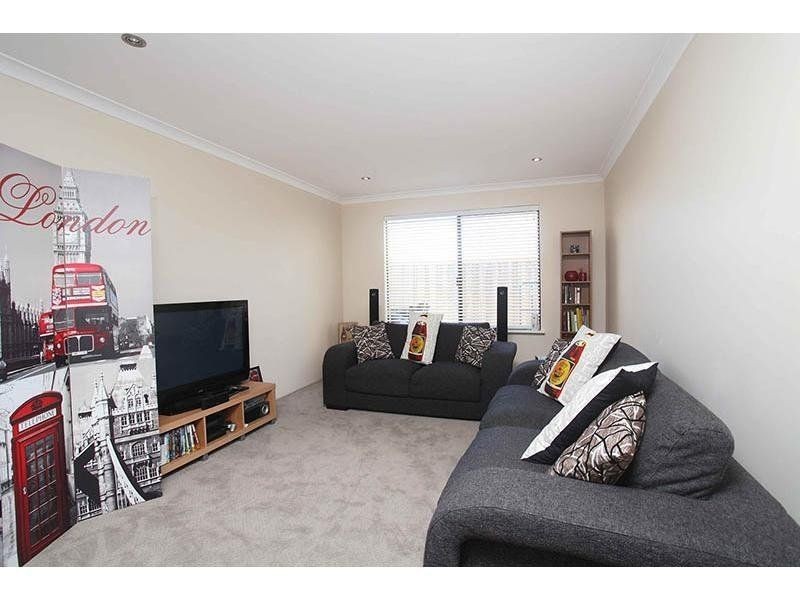 11 Buttercup Parkway, Halls Head WA 6210