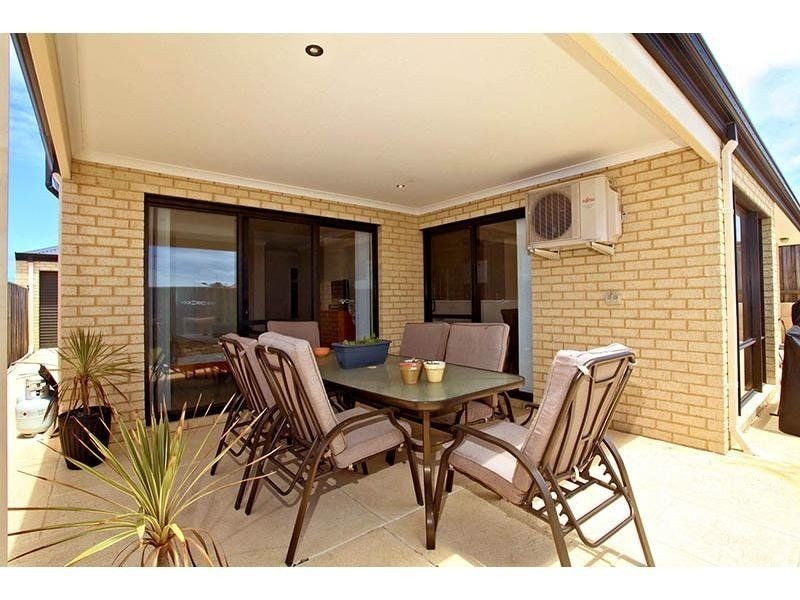 11 Buttercup Parkway, Halls Head WA 6210
