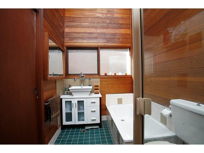 15 Peak Street, Bateau Bay NSW 2261
