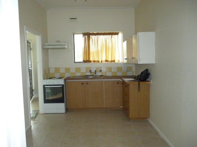 2/28 Lawrence Street, Ardeer VIC 3022