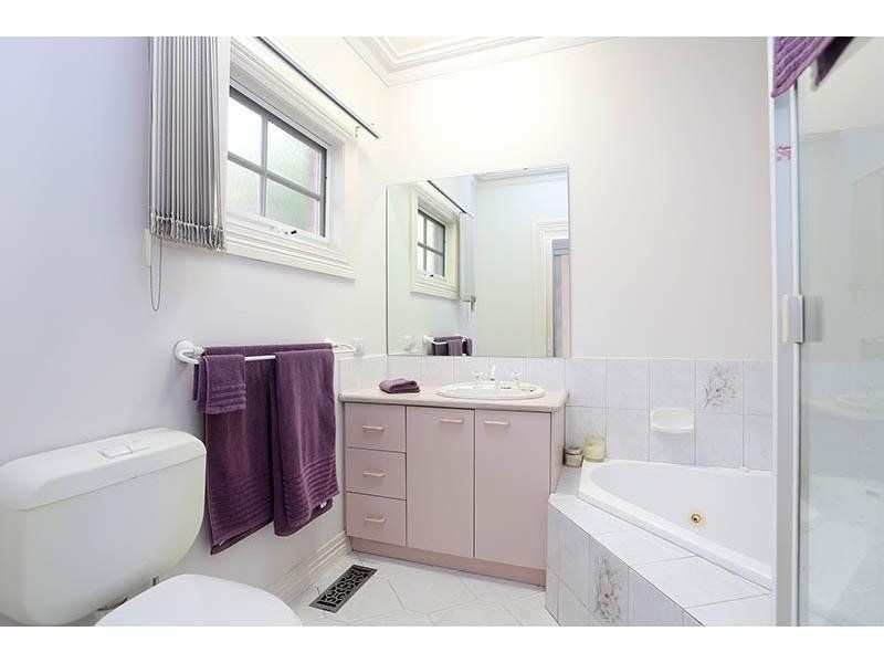 2/2 Wolseley Close, Mont Albert VIC 3127