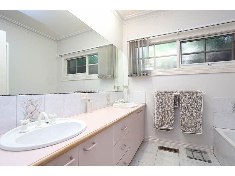 2/2 Wolseley Close, Mont Albert VIC 3127