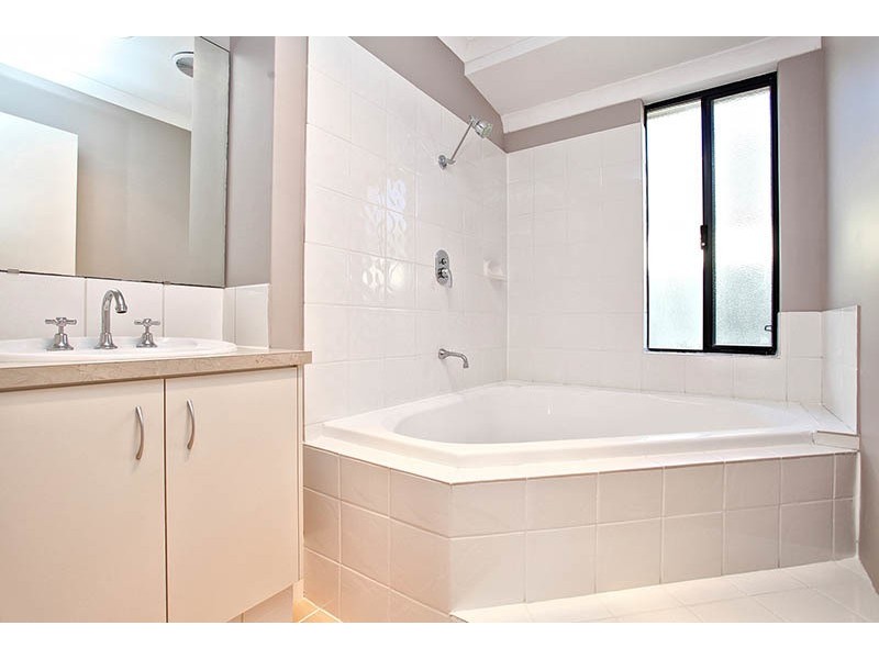 16 Apsley Bend, Tapping WA 6065