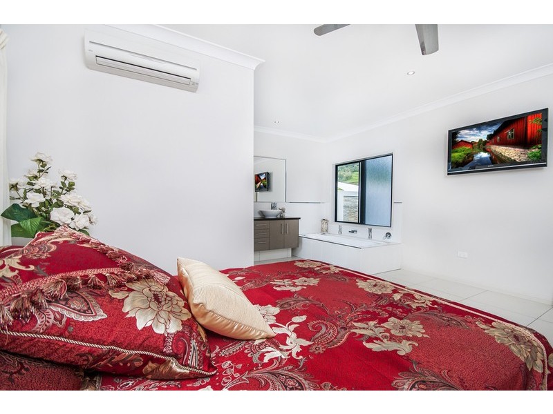 14 Kippin Close, Redlynch QLD 4870
