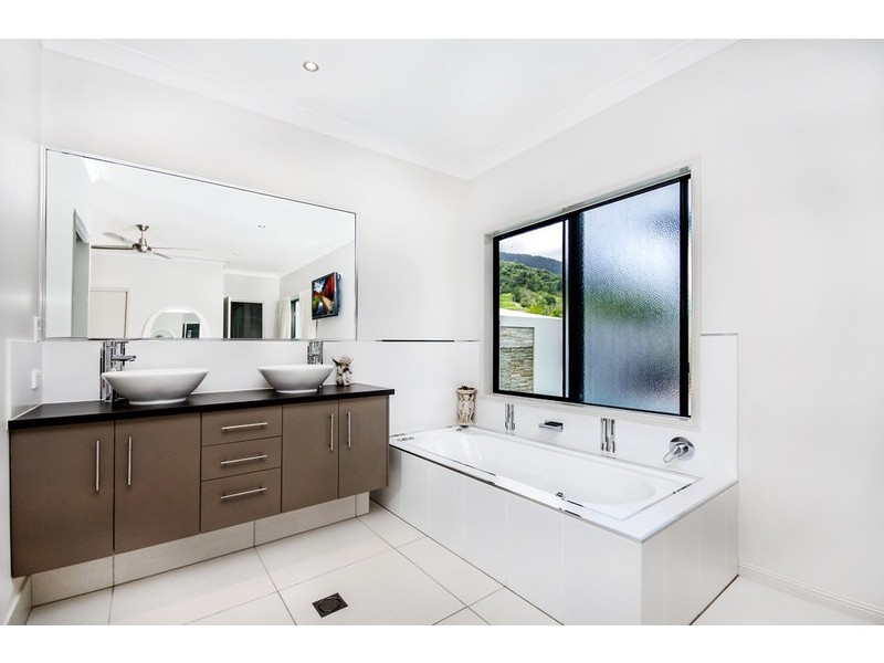 14 Kippin Close, Redlynch QLD 4870