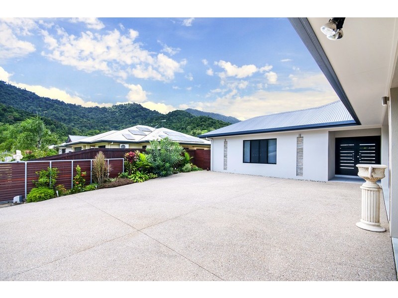 14 Kippin Close, Redlynch QLD 4870