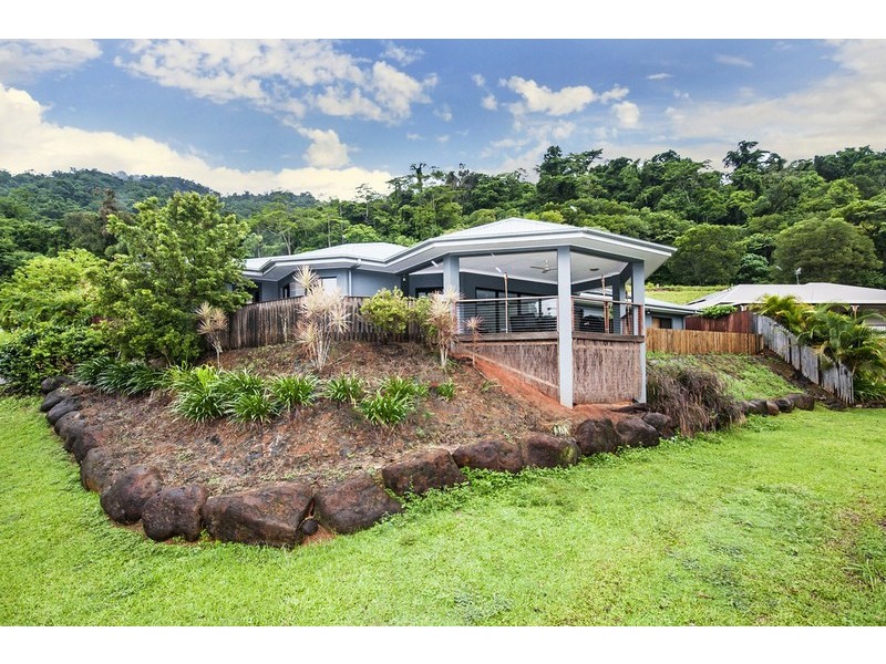 2 Stapleton Close, Redlynch QLD 4870