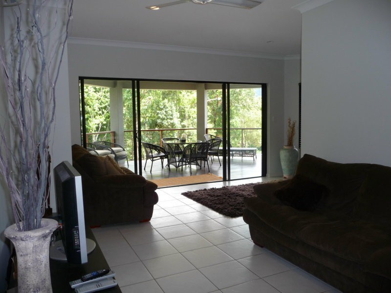 2 Stapleton Close, Redlynch QLD 4870