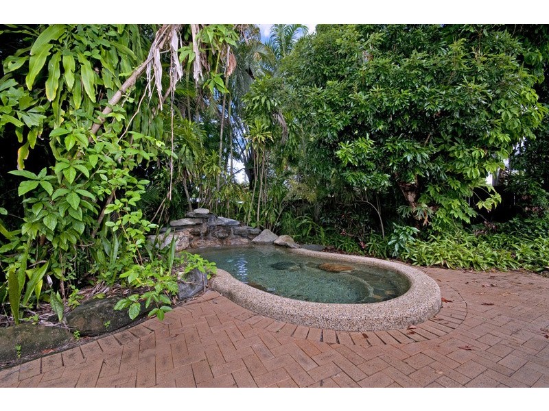 10 Mimosa Street, Holloways Beach QLD 4878
