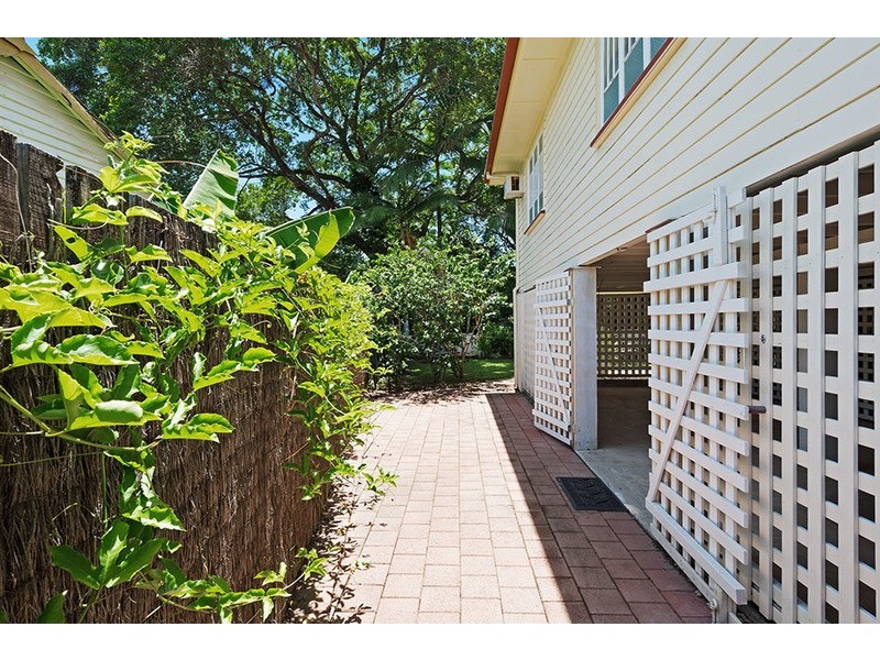 16 Hardwick Street (Crn Willunga Street), Stratford QLD 4870