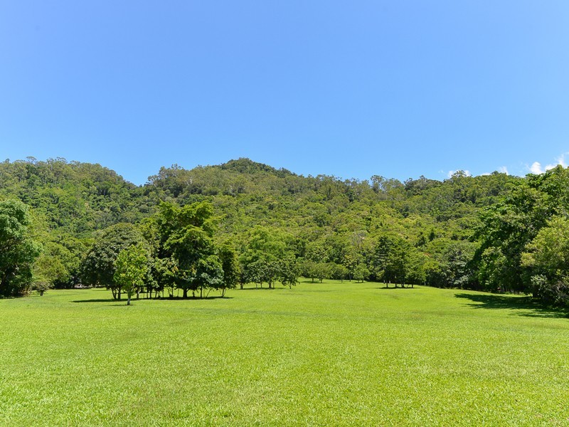 16 Hardwick Street (Crn Willunga Street), Stratford QLD 4870