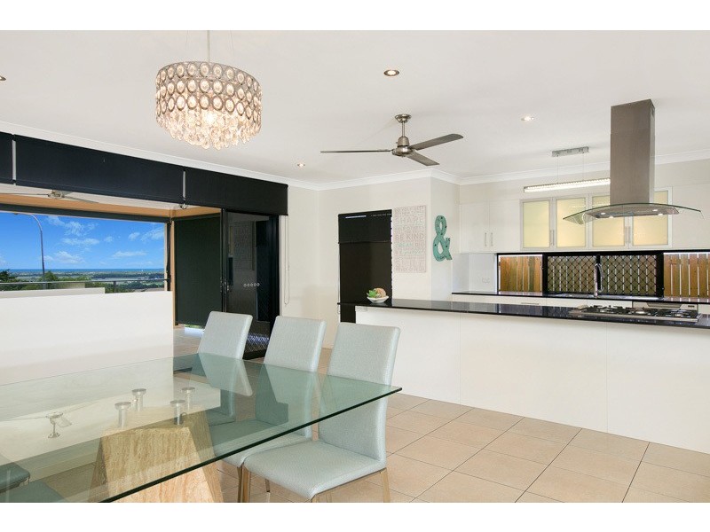 15 Buckinghamia Close, Redlynch QLD 4870