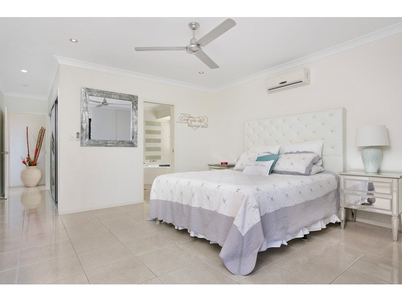15 Buckinghamia Close, Redlynch QLD 4870