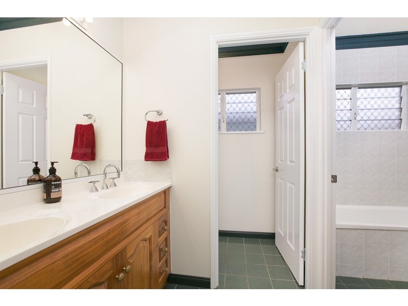 6 Dunbar St, Mooroobool QLD 4870