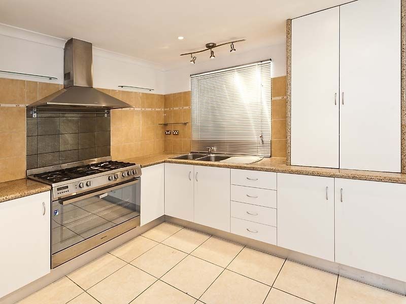 9 Pendragon Court, Camillo WA 6111