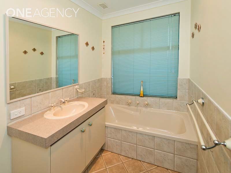 28 Hedgeley Way, Canning Vale WA 6155