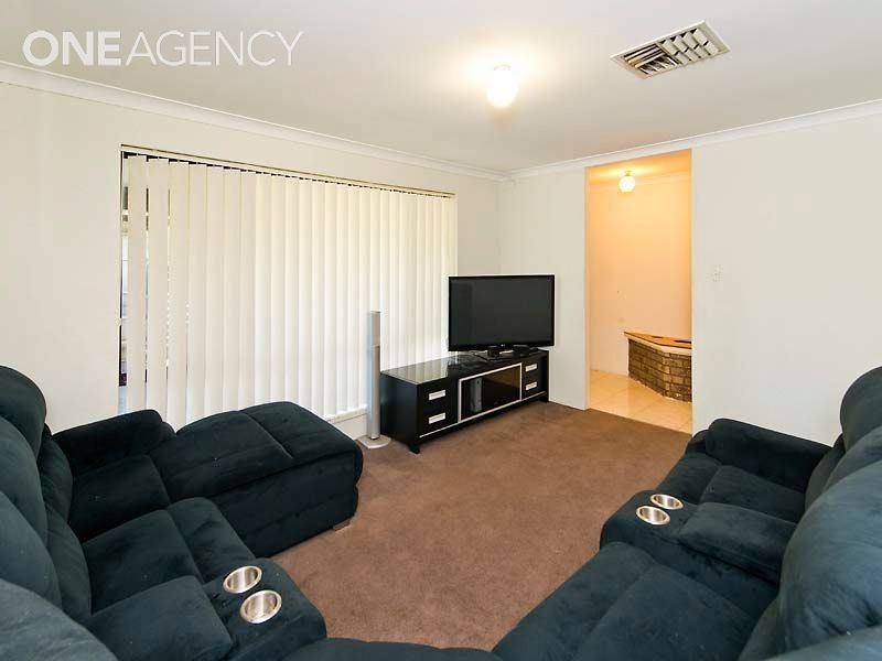 23 Forest Lakes Drive, Thornlie WA 6108