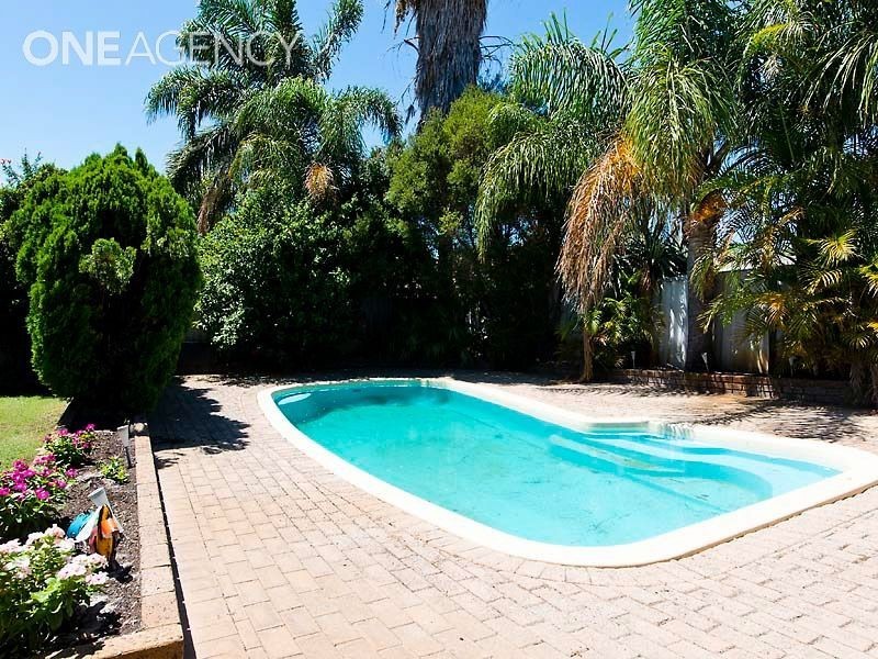 23 Forest Lakes Drive, Thornlie WA 6108