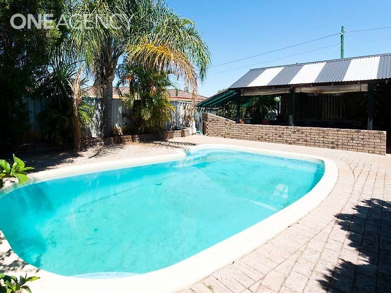 23 Forest Lakes Drive, Thornlie WA 6108