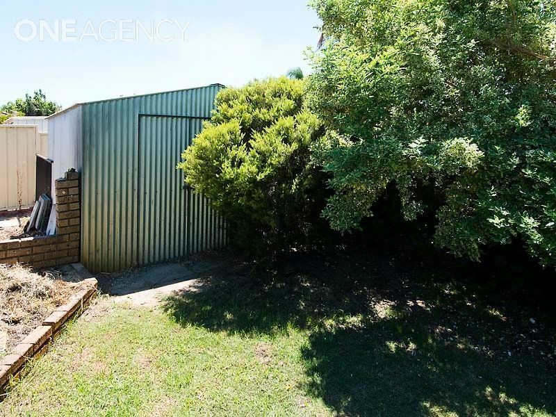 23 Forest Lakes Drive, Thornlie WA 6108