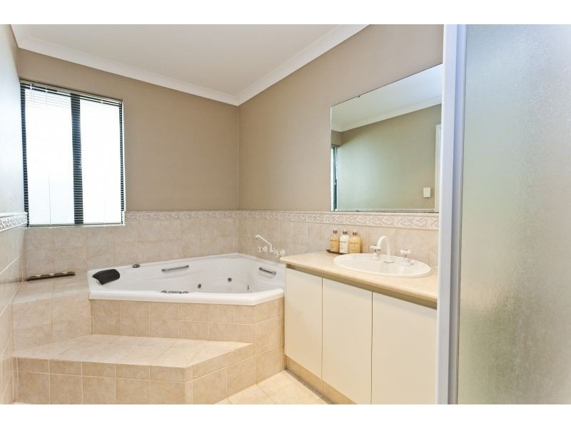 13 Longshaw Circuit, Canning Vale WA 6155