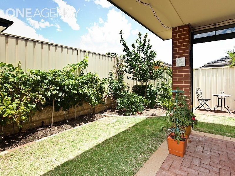 8 Emmet Parkway, Canning Vale WA 6155