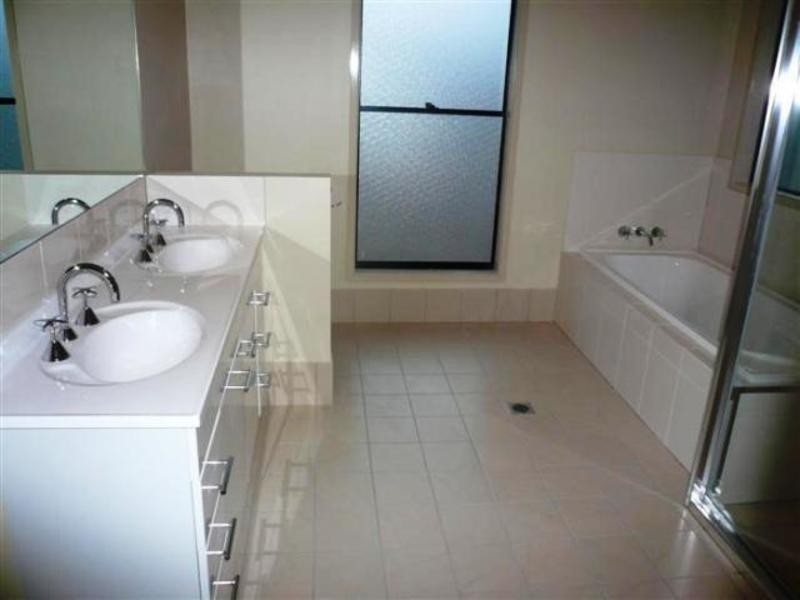 9 Stringybark Drive, Molendinar QLD 4214