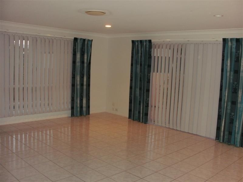 4 Frascati Street, Mermaid Waters QLD 4218