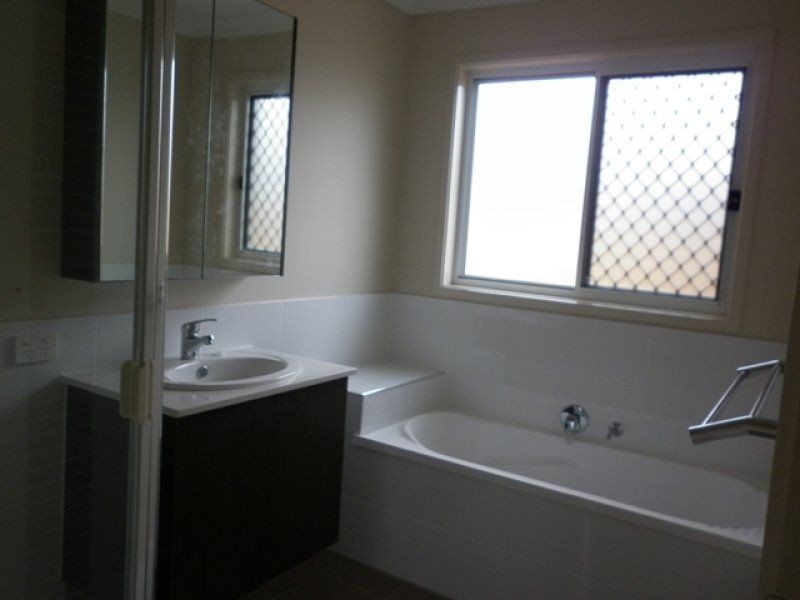 22 Hadrian Crescent, Pacific Pines QLD 4211