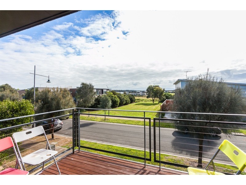 8 Sands Tce, Torquay VIC 3228
