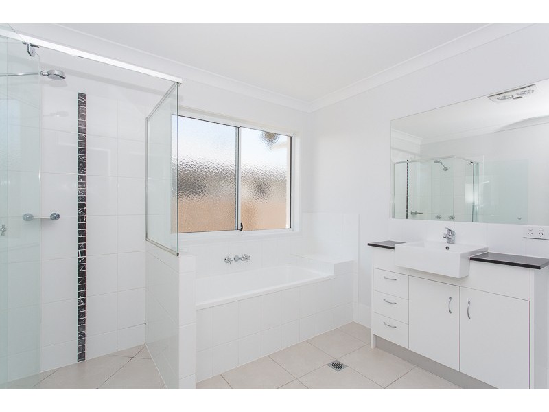 32 Phoenix Crescent, Rural View QLD 4740