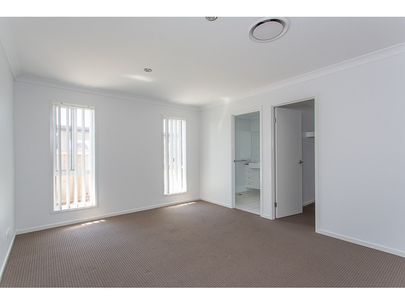 32 Phoenix Crescent, Rural View QLD 4740