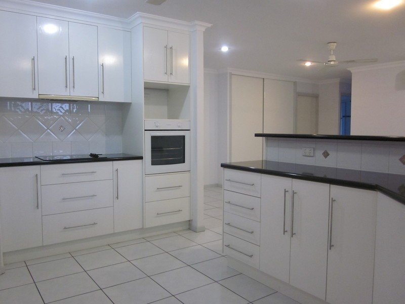 21 MURRAYS ROAD, Glenella QLD 4740