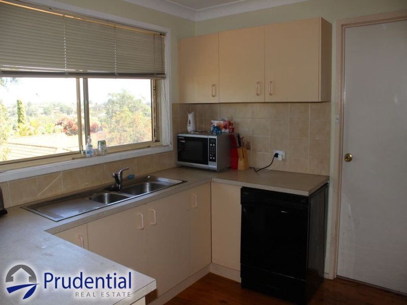 2/7 Clareville Close, Woodbine NSW 2560
