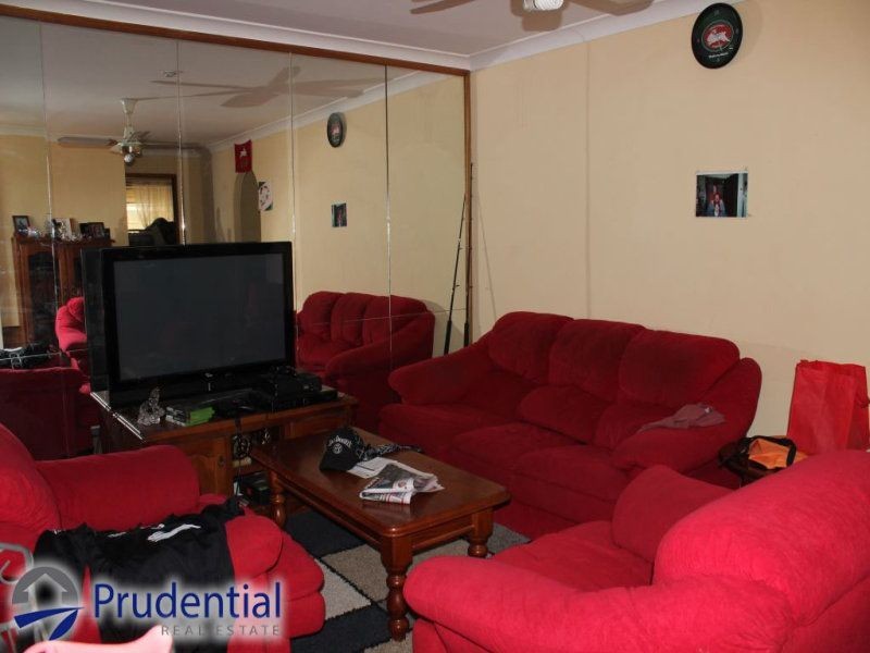 13 Juliet Close, Rosemeadow NSW 2560