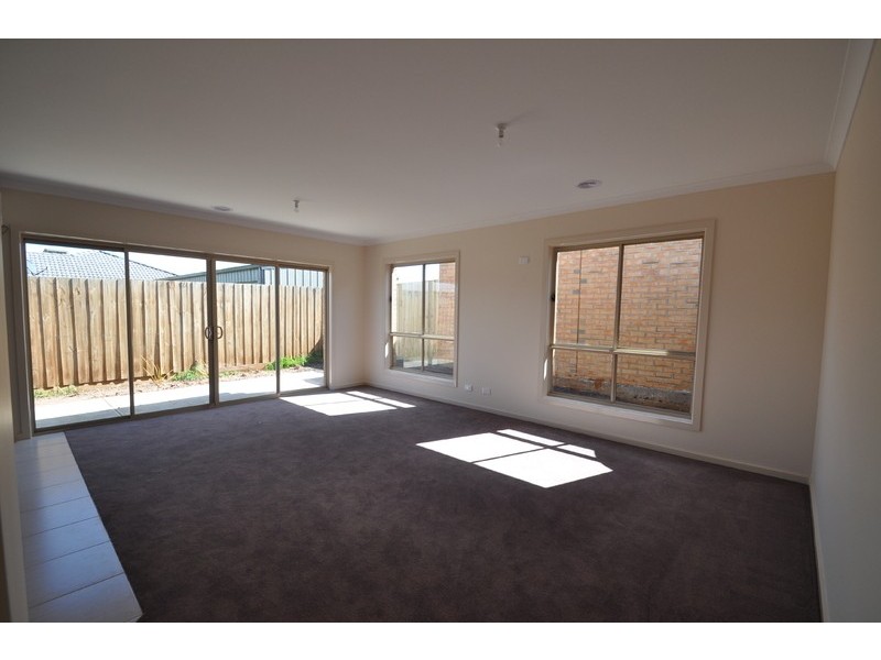 4  Black Knight Way, Melton South VIC 3338