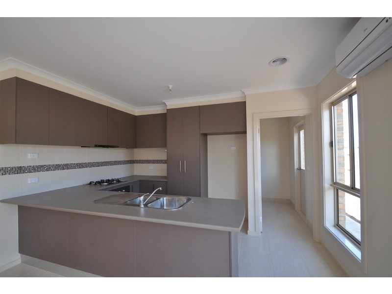 4  Black Knight Way, Melton South VIC 3338