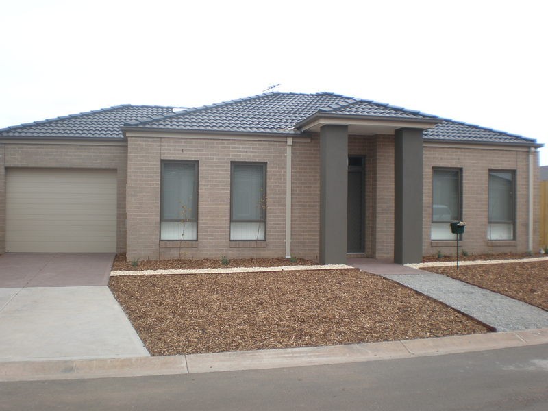 2/13 San Sebastian Drive, Point Cook VIC 3030