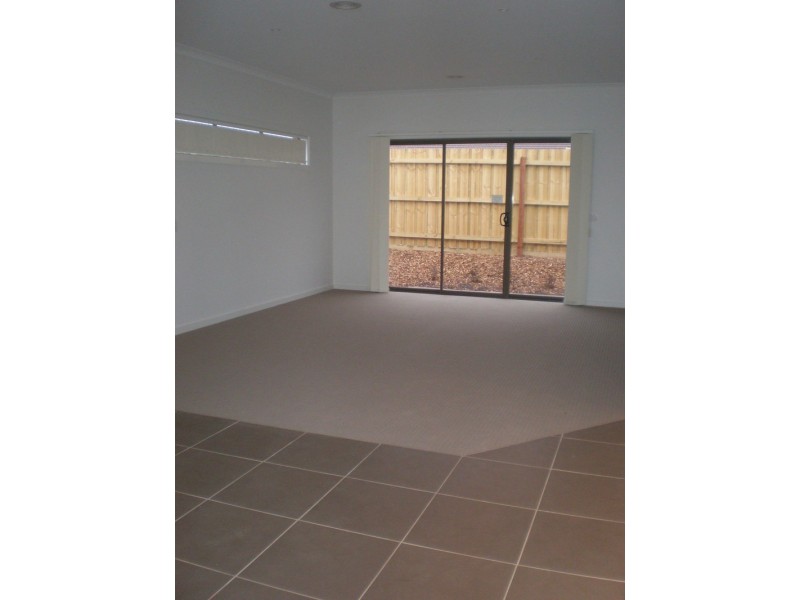 2/13 San Sebastian Drive, Point Cook VIC 3030