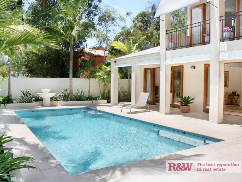 8 Dolphin Crescent, Noosaville QLD 4566
